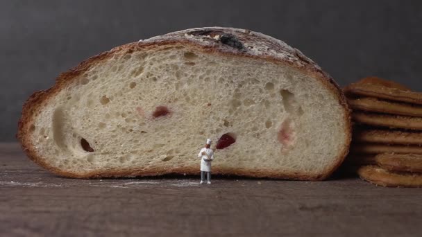 Pečený Chleba Miniaturní Šéfkuchař Miniaturní Lidé Podnikatelský Koncept — Stock video