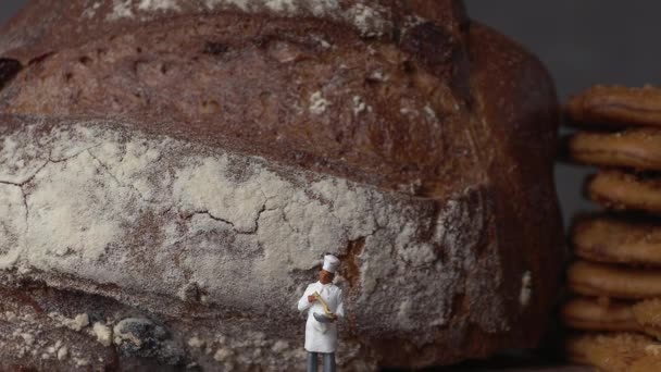 Смажений Хліб Мініатюрний Шеф Кухар Мініатюрні Люди Бізнес Концепція — стокове відео