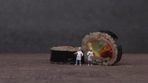 Schinken Gemüse Gimbap Mit Braunem Reis Und Zwei Miniaturköchen Miniaturmenschen — Stockvideo