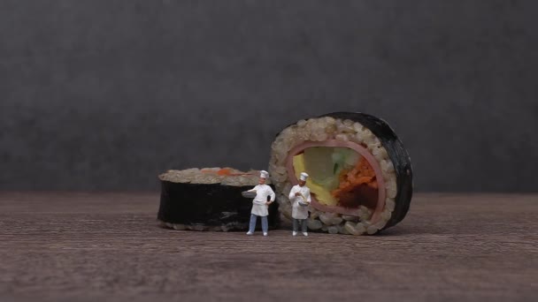 玄米と2人のミニシェフで作ったハム野菜のジンバップ ミニチュア人とビジネスコンセプトとジンバップ — ストック動画