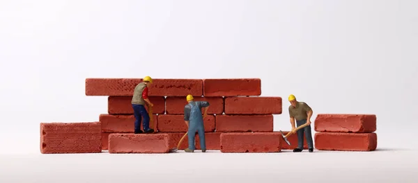 Miniaturarbeiter Bauen Ziegel Geschäftskonzept Mit Ziegeln Und Miniaturmenschen — Stockfoto