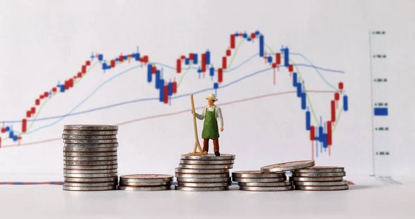 Koncept Akciových Investic Obchodní Koncept Hromadou Mincí Miniaturních Lidí Graf — Stock fotografie