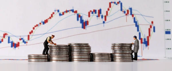 Koncept Akciových Investic Obchodní Koncept Hromadou Mincí Miniaturních Lidí Graf — Stock fotografie