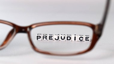 Taraflı görüş kavramı dış görünüşe göre değerlendirilir. Beyaz küplü iş konsepti PrejUDICE ve gözlük sözcüğüyle düzenlendi.