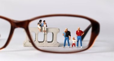 Gözlüklü bir iş konsepti ve minyatür eşcinsel bir aile. 'Aşk aşktır' kavramı. 