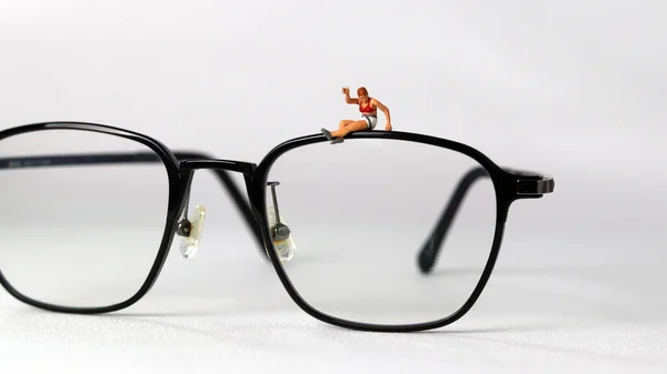 Miniature Woman Sitting Glasses Business Concept Glasses Miniature People — Stock Photo, Image