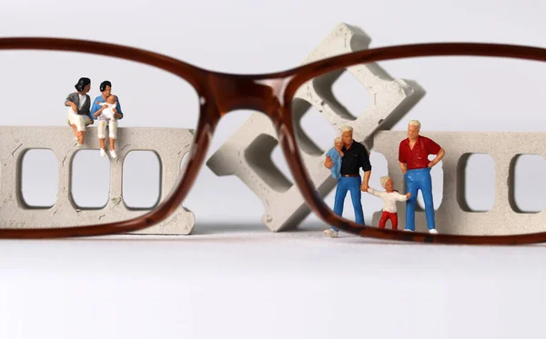 Gözlüklü Bir Konsepti Minyatür Eşcinsel Bir Aile Aşk Aşktır Kavramı — Stok fotoğraf