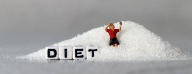 Şekerli diyet sözcüğünde beyaz küp. Minyatür insanlar ve şekerli iş kavramı.