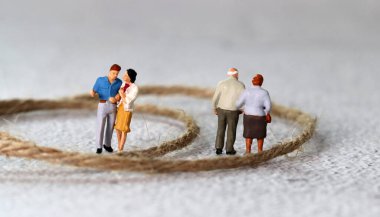 Halat ve minyatür insanlar. Nesil çatışması kavramı.