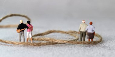 İp ve iş konsepti olan minyatür insanlar. Aile kavgası kavramı.