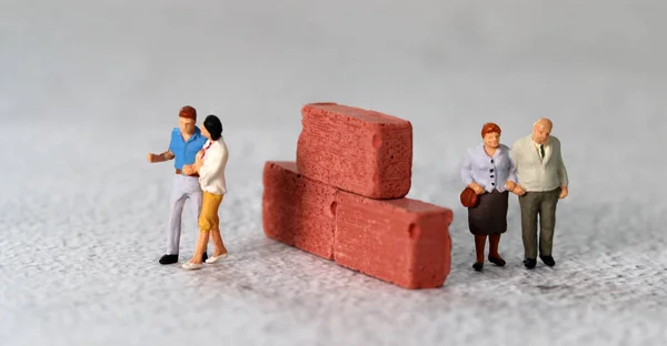 Red Bricks Miniature People Concept Generational Feud — Photo