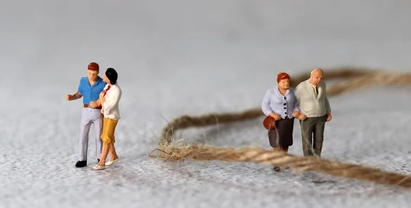 Rope Miniature People Business Concept Concept Generational Conflict — Stock Photo, Image