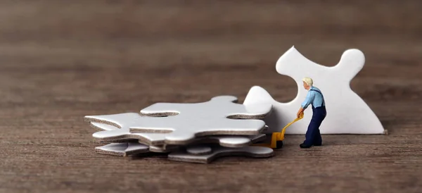 Pièces Puzzle Blanc Les Personnes Miniatures Avec Concept Entreprise Homme — Photo