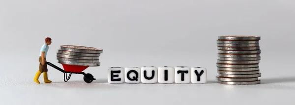 Witte Kubus Met Het Woord Equity Stapel Munten Miniatuur Mensen — Stockfoto