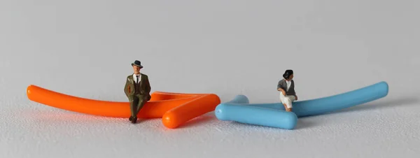 Miniature Man Miniature Woman Sitting Arrow Miniature People Business Concept 스톡 이미지