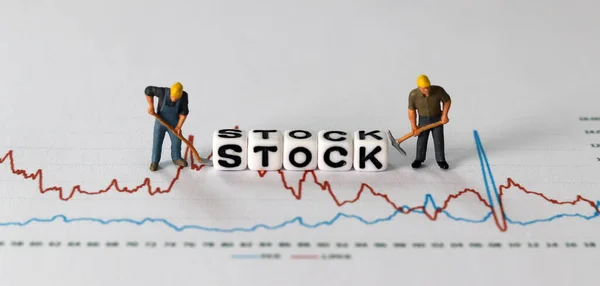 Grafikler Minyatür Insanlarla Konsepti Grafikte Iki Minyatür Adam Var Stock — Stok fotoğraf