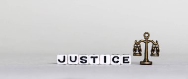  'JUSTICE' yazılı beyaz küp ve bir ölçü. Minyatür iş kavramı.