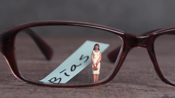 Pieces Paper Eyeglasses Bias Swaying Wind Business Concept Glasses Miniature — Stockvideo