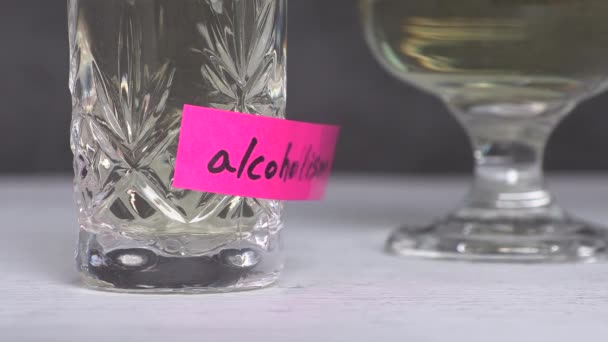 Текст Алкоголізму Папері Склянкою Поняття Попередження Про Алкоголізм — стокове відео