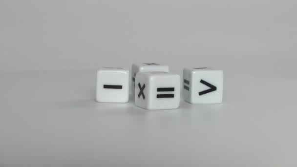 Τέσσερα Λευκά Ζάρια Μαθηματικά Σύμβολα Επιχειρηματική Ιδέα Μικρογραφία — Αρχείο Βίντεο