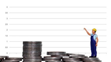 Çizgi çizgisi, bozuk paraları ve minyatür insanları olan bir iş konsepti. Hisse yatırım analizi kavramı.