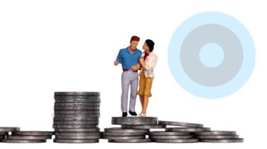 Aylık harcamalar, turta grafiğiyle sektöre göre. Minyatür bir çift ve bir yığın bozuk para..