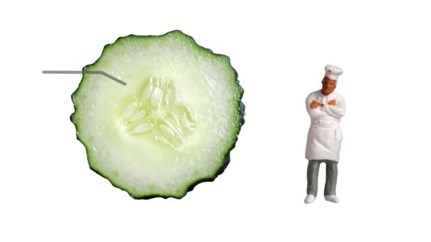 轮转黄瓜切片横断面和黄瓜营养情况 黄瓜和微型人的商业概念 — 图库视频影像