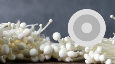 Enoki mantarı ve daire grafiği. Enoki mantarının besin bileşenlerinin özeti.