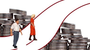 Yolda duran madeni para ve minyatür yaşlı insanlar. Yaşlanan bir toplumda ekonomik zorluklar kavramı.