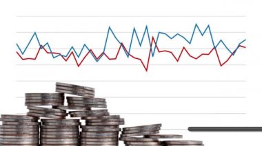 Bir yığın bozuk para ve minyatür insan. Borsa ve yatırımcılar kavramı.