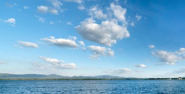 Ada ve mavi gökyüzü ile panorama sakin deniz manzarası rahatlatıcı konsept, seyahat için güzel tropikal arka plan 