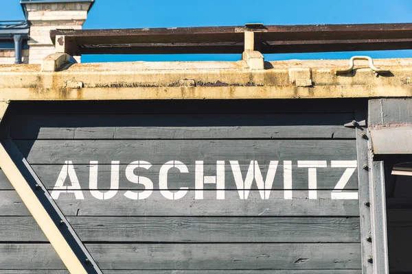 Auschwitz Nagy Betűkkel Van Írva Egy Régi Tehervonat Fakocsijára Birkenau — Stock Fotó