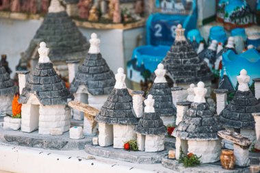 Bir grup güzel Trulli hediyelik eşya, geleneksel Apulian taş duvar kulübesi Alberobello, Puglia, İtalya 'da konik çatısı olan eski evler.