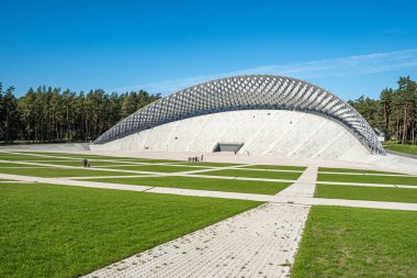 Riga, Letonya - 18 Eylül 2021: Meaparks Great Bandstand, Song Festival Bandstand, Open-Air Stage, Letonya 'nın başkenti Riga' nın Meaparks mahallesindeki parkta açık hava orkestrası