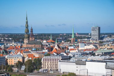 Riga, Letonya - 19 Eylül 2021: St. Peter Kilisesi ve diğer kilise ve binalarla Riga panoraması, Daugava nehri, köprü, finans bölgesi ve Merkez Pazar 