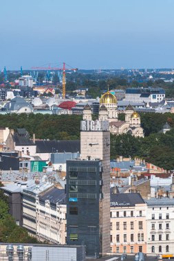 Riga, Letonya - 19 Eylül 2021: Merkezi istasyon ve Rus Ortodoks Kilisesi, İsa 'nın Doğumu Katedrali, dikey saat kulesiyle Riga panoraması