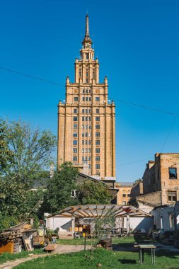 Riga, Letonya - 19 Eylül 2021: Letonya Bilim Akademisi, Riga, Letonya. Stalin dönemi gökdelen, Stalinist mimari, Sovyetler Birliği, dikey