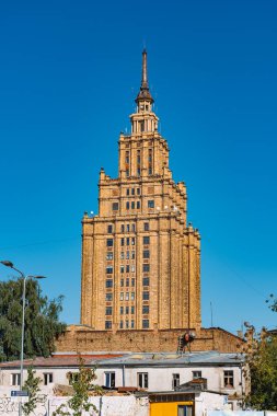 Riga, Letonya - 19 Eylül 2021: Letonya Bilim Akademisi, Riga, Letonya. Stalin dönemi gökdelen, Stalinist mimari, Sovyetler Birliği, dikey