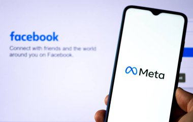 Menlo Park, Kaliforniya, ABD - 29 Ekim 2021: Facebook 'un arka planda ana sayfası olan Meta Platformu, Amerikan çokuluslu teknoloji holdingi