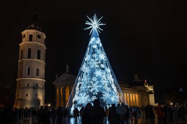 Vilnius, Litvanya - 28 Kasım 2021: Vilnius Katedrali meydanında kar taneleri olan güzel beyaz Noel ağacı, Avrupa, Covid veya Coronavirus salgını nedeniyle pazar ve etkinlikler yok 