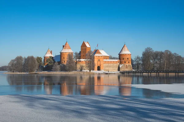 中世纪城堡 位于立陶宛维尔纽斯的特拉凯 位于美丽的湖泊和大自然之间 天空美丽 冬季为蓝湖 冰雪覆盖 湖泊结冰 蓝天蔚蓝 — 图库照片