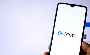 Menlo Park, Kaliforniya, ABD - 29 Ekim 2021: Akıllı telefonda beyaz ekranlı Meta Platformu, Amerikan çokuluslu teknoloji holdingi