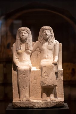 Torino, İtalya - 6 Eylül 2021: Mısır Müzesi, Torin, İtalya, zanaatkar Pendua ve eşi Nefertari 'nin heykeli, taş, kireç taşı, Yeni Krallık, Ninetenth Hanedanı, dikey