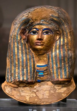 Torino, İtalya - 6 Eylül 2021: Eski Mısır 'da (MÖ 1550-1292), kumaş, keten, alçı, altın yaprak, cam, Torin, İtalya, Mısır, Mısır