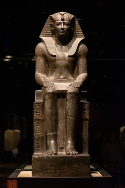 Torino, İtalya - 6 Eylül 2021: Mısır Müzesi, Torin, İtalya, Kral III. Tuthmosis Heykeli, taş, granodiorit, Yeni Krallık, 18 Eylül Hanedanı, dikey