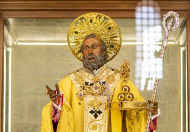Bari, İtalya - 2 Ocak 2022: Saint Nicolas heykeli, Basilica San Nicola di Bari, Aziz Nicholas Bazilikası, Roma Katolikleri ve Doğu Avrupa Ortodoks Hristiyanları için kutsal mekan