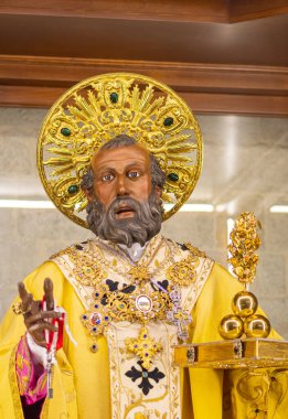 Bari, İtalya - 2 Ocak 2022: Saint Nicolas heykeli, Basilica San Nicola di Bari, Aziz Nicholas Bazilikası, Doğu Avrupa 'dan gelen Katolik ve Ortodoks Hıristiyanlar için kutsal mekan,