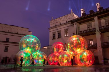 Vilnius Işık Festivali. Litvanya Büyük Dükleri Sarayı 'na çeşitli renklerle aydınlatılmış şişirilmiş sihirli baloncuklar yerleştirildi.