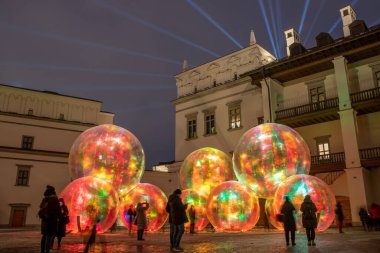 Vilnius Işık Festivali. Litvanya Büyük Dükleri Sarayı 'na çeşitli renklerle aydınlatılmış şişirilmiş sihirli baloncuklar yerleştirildi.
