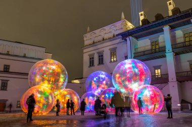 Vilnius Işık Festivali. Litvanya Büyük Dükleri Sarayı 'na çeşitli renklerle aydınlatılmış şişirilmiş sihirli baloncuklar yerleştirildi.